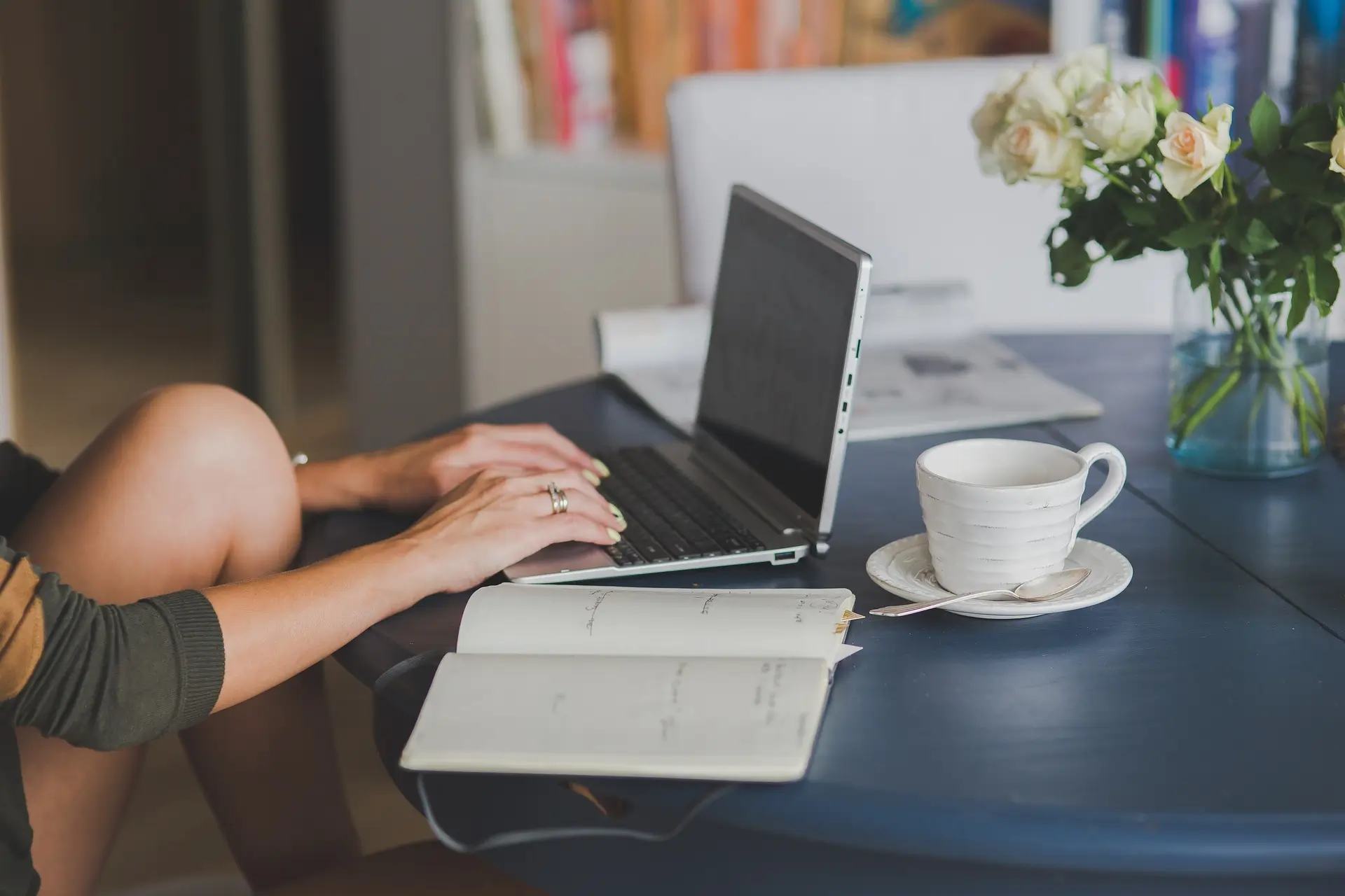 How to Write Customer Service Cover Letter (Examples & Tips)